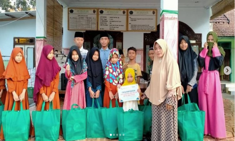Bakrie Amanah Salurkan Kado Lebaran Anak Negeri di Kab. Sooko, Mojokerto, Jawa Timur