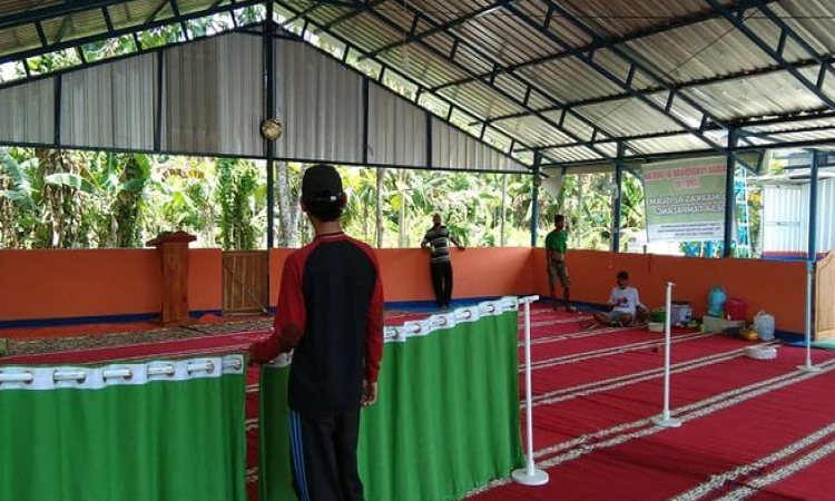 Warga Dusun Tamao Tarawih Pertama Di Pengungsian