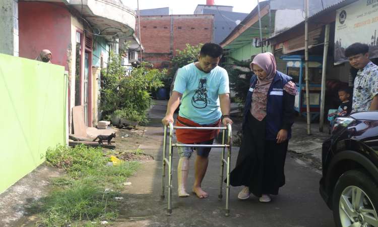 Hidup Sebagai Penyandang Disabilitas, Bakrie Amanah Berikan Bantuan Kaki Palsu untuk Bapak Nendih