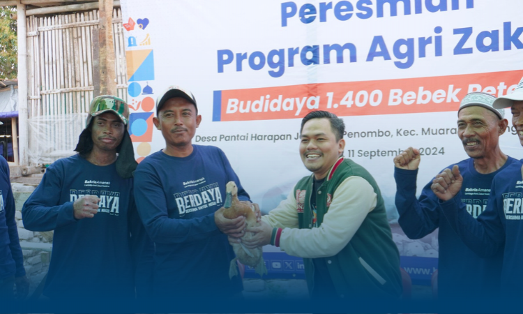 Berdayakan Petani di Pantai Harapan Jaya, Bakrie Amanah Berikan 1400 Ekor Bebek Petelur