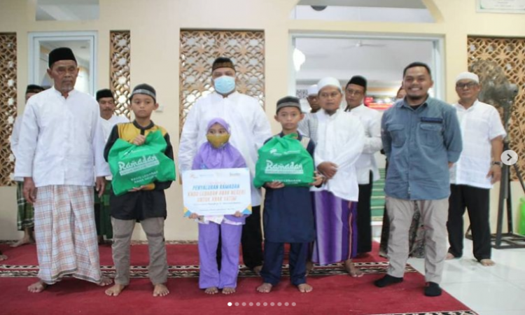 Bakrie Amanah menyalurkan kado lebaran anak yatim