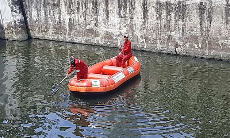Uji Coba Kelayakan Perahu Karet di Sungai Epiwalk Kawasan Rasuna Epicentrum