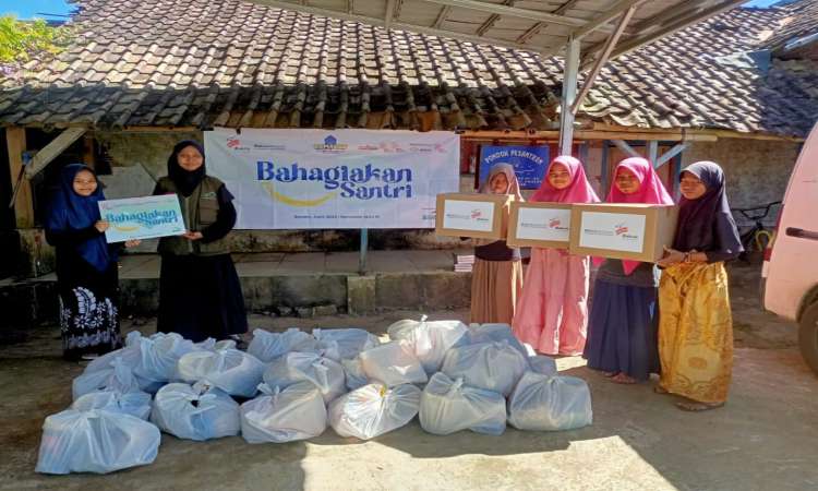 Pelaksanaan Program Bahagiakan Anak Santri Menyasar Untuk Penerima Di Daerah Cimanuk,Pandeglang Banten 