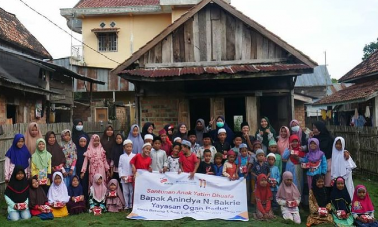 Santunan Bapak Anindya N. Bakrie di desa Betung, Ogan Ilir, Sumatera Selatan