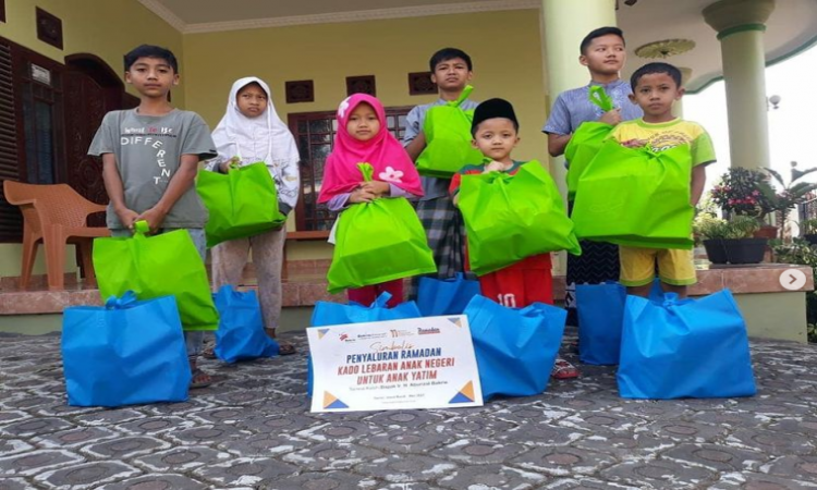 Penyaluran Ramadan Kado Lebaran Anak Negeri Untuk Anak Yatim di Garut, Jawa Barat