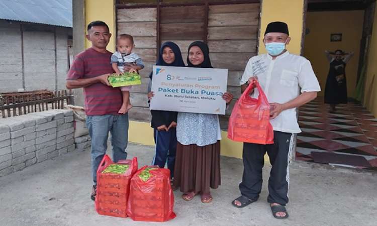 Kegiatan Ramadan Bakrie Amanah Penyaluran Paket Berbuka Puasa Di Kabupaten Buru Selatan Maluku 