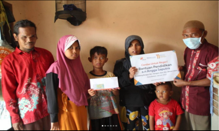 Bantuan pendidikan Angga Saputra program cerdas untuk negeri Kaliabang, Bungur, Bekasi Utara
