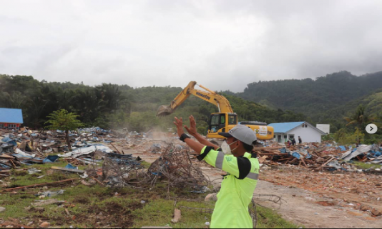 Sigap bencana Mamuju, tim Bakrie Tanggap turunkan alat berat. PT Citra Palu Minerals (CPM)