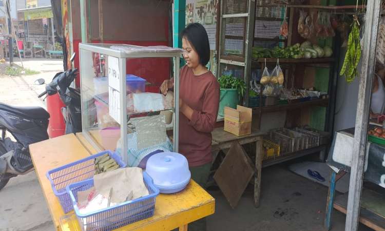 Nila membantu sang Ibu berjualan Nasi Uduk
