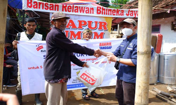 Bakrie Amanah Salurkan Logistik Dapur Umum untuk Korban Banjir Bandang Garut