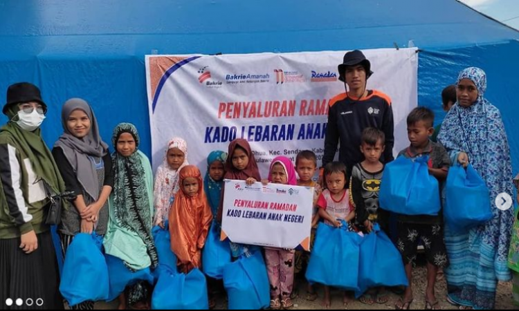 Penyaluran ramadan Kado Lebaran Anak Negeri di Daerah Penyintas Bencana Majene