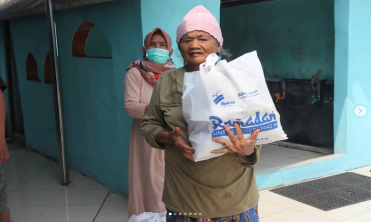 Penyaluran Kado Lebaran Keluarga Dhuafa