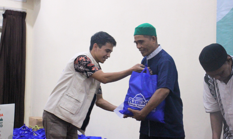 Berbagi Kebahagiaan Ramadan: Bakrie Amanah Salurkan Bantuan untuk 1000 Marbot Masjid