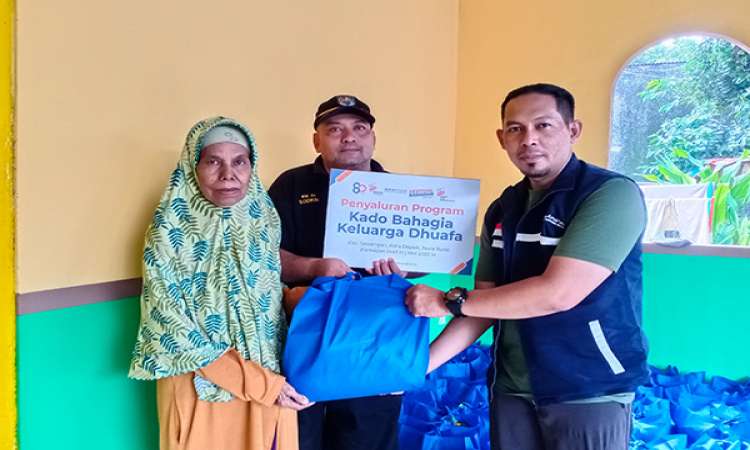Kegiatan Ramadan Bakrie Amanah Penyaluran Kado Bahagia Keluarga Dhuafa Di Sawangan Depok