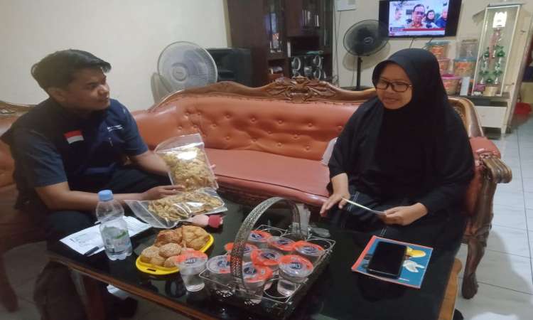 Produksi Peyek Ibu Triyani meningkat setelah Menerima Manfaat Program Amanah Fund