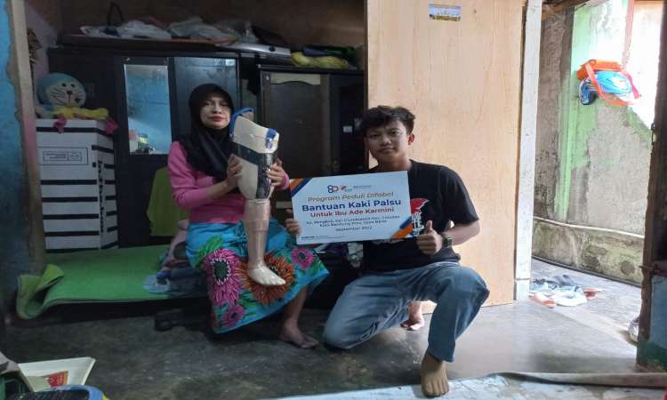 Program Peduli Difabel Bantuan kaki palsu untuk ibu ade karmini
