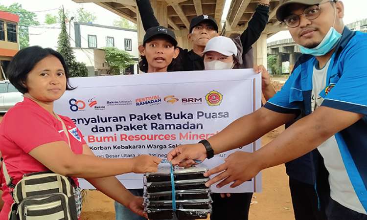 Kegiatan Ramadan Bakrie Amanah Bersama PT Bumi Resources Mineral Penyaluran Paket Berbuka Puasa Di Penyintas Bencana Kebakaran Pasar Gembrong