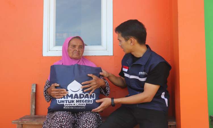 LAZNAZ Bakrie Amanah Bagikan Kado Lebaran Keluarga Dhuafa di Kp. Cipetir