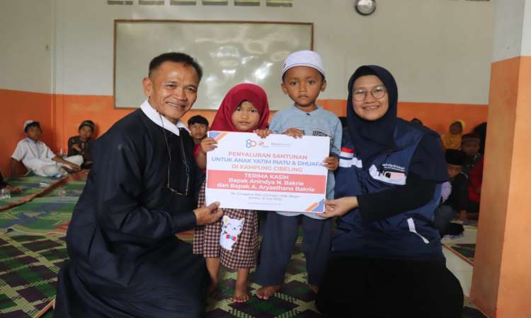 Penyaluran Santunan untuk Yatim Piatu dan Dhuafa di Kampung Cibeling Bogor