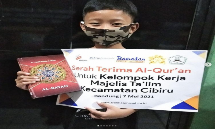 Penyerahan Al-Qur'an Untuk Kelompok Kerja Majelis Ta'lim Kecamatan Cibiru