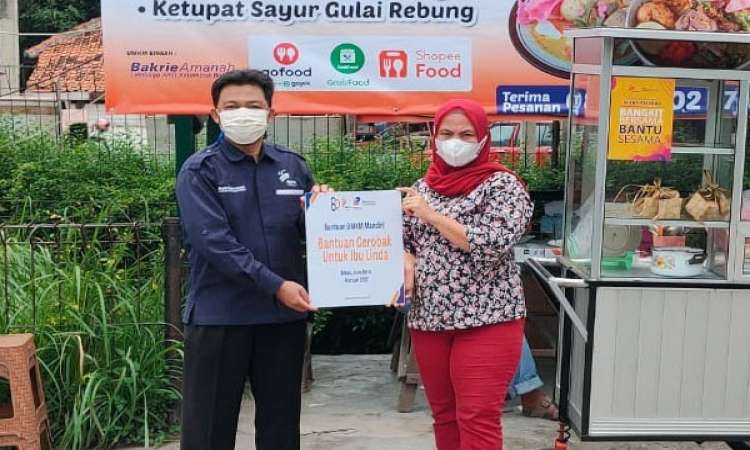 Dukung Usaha Mikro, Bakrie Amanah Salurkan 1 Unit Gerobak untuk Pelaku UMKM