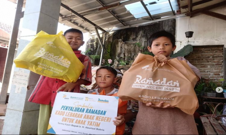 Bakrie Amanah kembali membagikan paket Kado Lebaran Anak Yatim di Kawasan Pemulung, Bekasi