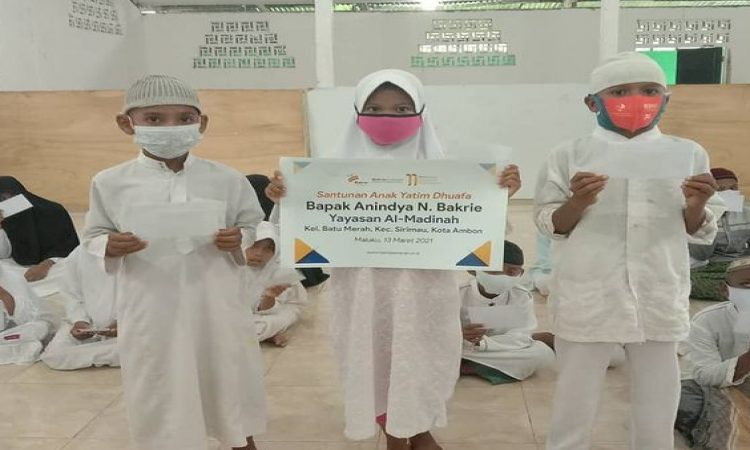 Santunan Bapak Anindya N. Bakrie kepada Anak Yatim di Kota Ambon