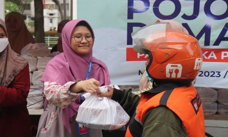 Meriahnya Pendistribuasian Paket Buka Puasa Untuk Masyarakat di Program Pojok Ramadan