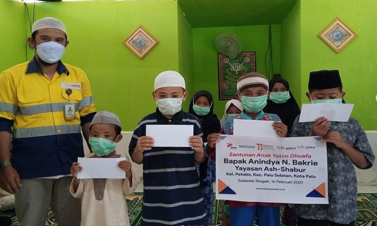 Santunan Bapak Anindya N. Bakrie kepada Anak Yatim Binaan PT. Citra Palu Mineral