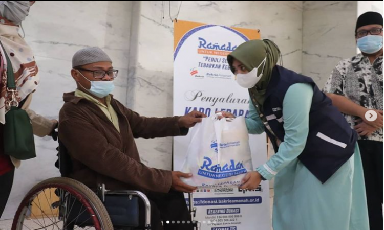 Puluhan Paket Sembako Dibagikan Untuk Penyandang Disabilitas di Jatinegara
