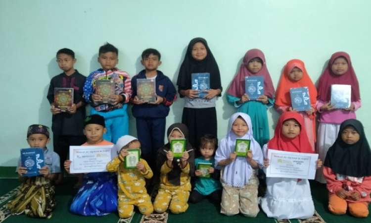 Tebar Qur'an &amp; Iqra untuk Santri dan Masjid di Kp. Caweri bersama Riuangan Shodaqah