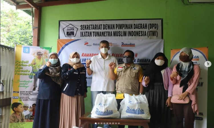 Penyaluran Kado Lebaran Keluarga Dhuafa di Mustika Jaya, Kota Bekasi