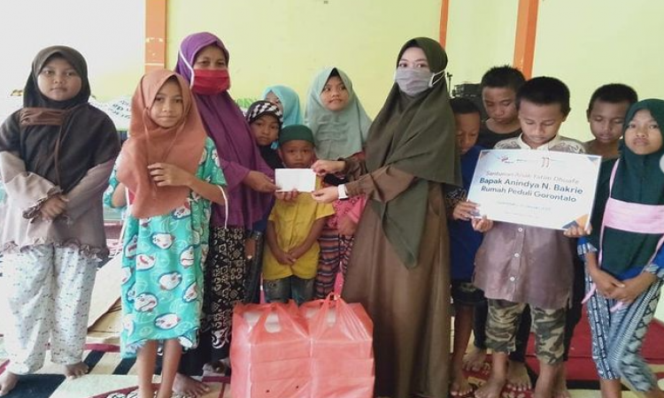 Santunan Bapak Anindya N. Bakrie untuk anak Yatim Dhuafa Rumah Peduli Gorontalo