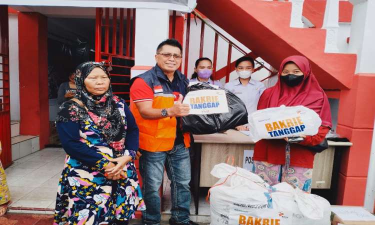 Bakrie Tanggap Salurkan Bantuan untuk Masyarakat Terdampak Bencana Abrasi di Minahasa Selatan