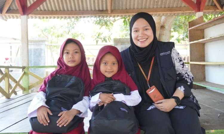 Bakrie Amanah Salurkan Bantuan Pendidikan dan Kafalah Guru di Karawang
