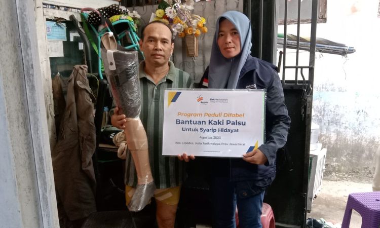 Program Peduli Difabel Penyaluran Kaki Palsu untuk Syarip Hidayat