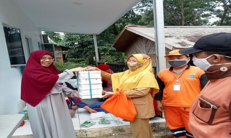 Penyaluran paket buka puasa di Masjid Al Bakrie, Menteng Atas