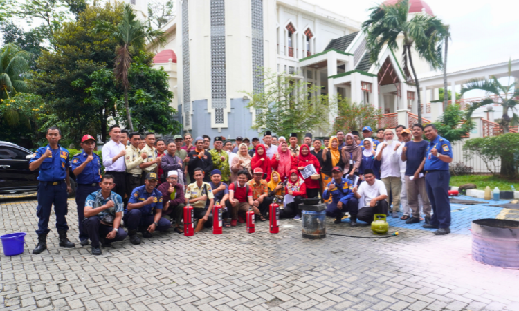 Masjid Al Bakrie bersama Bakrie Amanah Gelar Latihan Pemadam Kebakaran untuk Perkuat Kesiapsiagaan