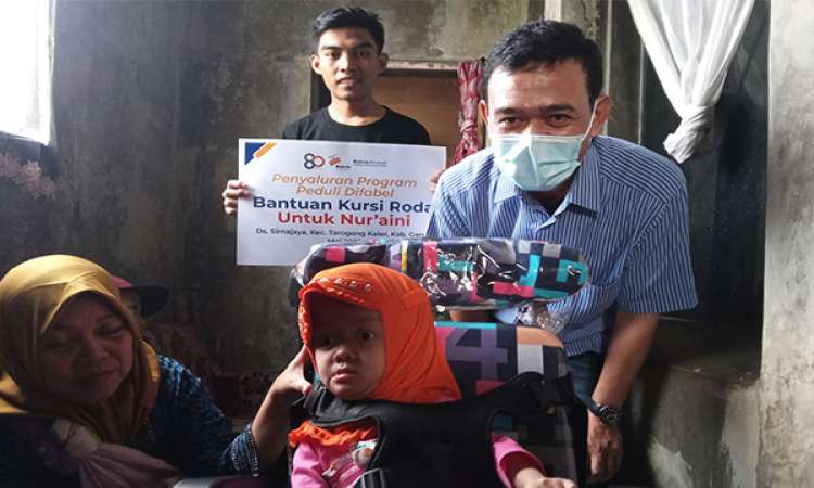 Peduli Difabel Bakrie Amanah Berikan Satu Unit Kursi Roda Untuk Nur'aeni
