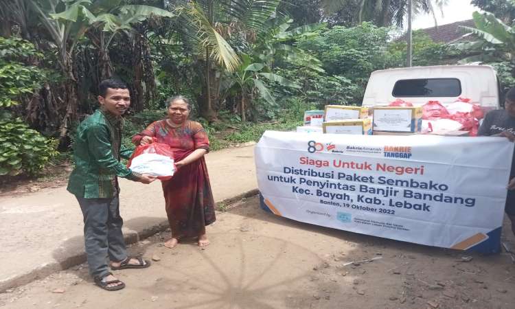 Siaga Untuk Negeri, Bakrie Amanah Distribusikan Paket Sembako untuk Penyintas Banjir Bandang di Bayah Lebak Banten