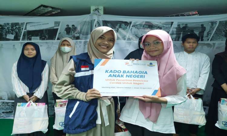 Penyaluran Kado Bahagia Anak Negeri Untuk Penerima Beasiswa Cun 