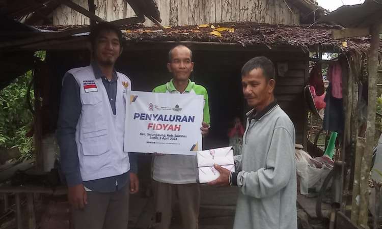 Bakrie Amanah Salurkan Paket Makanan Fidyah di Dusun Sebataan