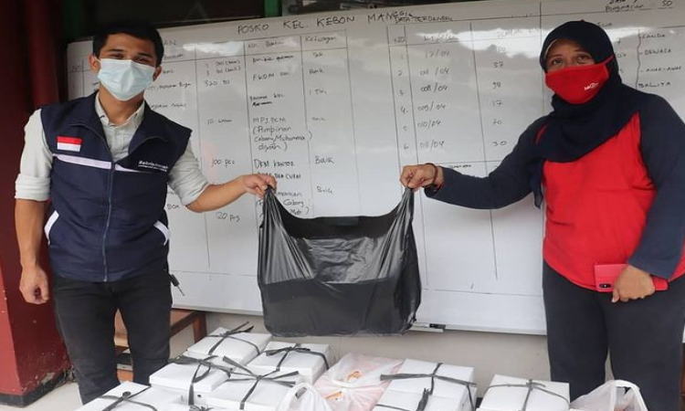 Bakrie Tanggap Menyalurkan Bantuan Makanan Siap Saji untuk Masyarakat di Slamet Riyadi, Matraman Jakarta