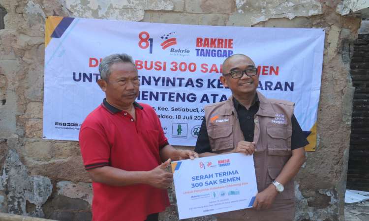 Serah Terima 300 Sak Semen Untuk Penyintas Kebakaran Menteng Atas