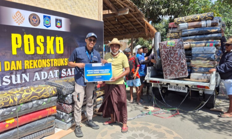 Bakrie Amanah Salurkan Bantuan untuk 70 KK Terdampak Kebakaran Desa Adat Sade