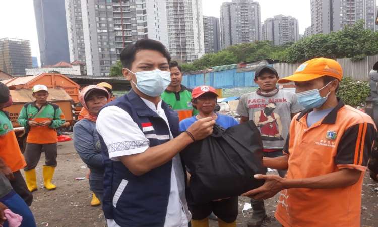 Bakrie Amanah Distribusikan Bahan Pangan Untuk Pahlawan Daur Ulang Sampah Tanpa Tanda Jasa