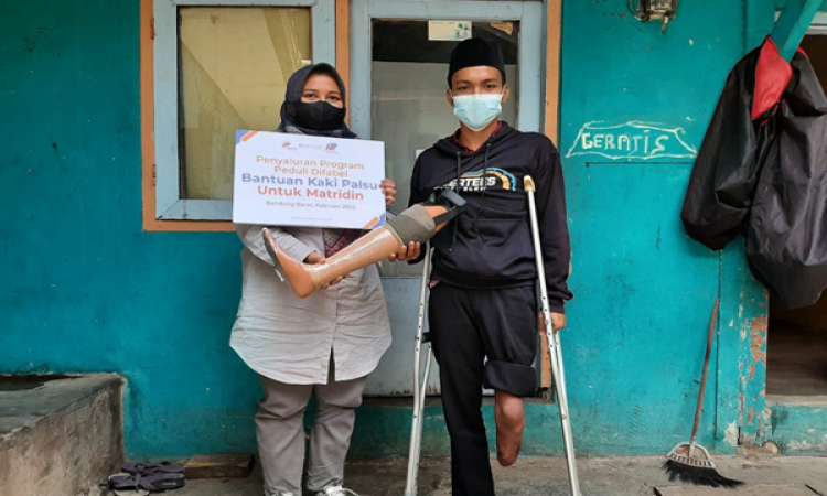 Penyaluran Bantuan Kaki Palsu untuk Penyandang Disabilitas di Bandung Barat