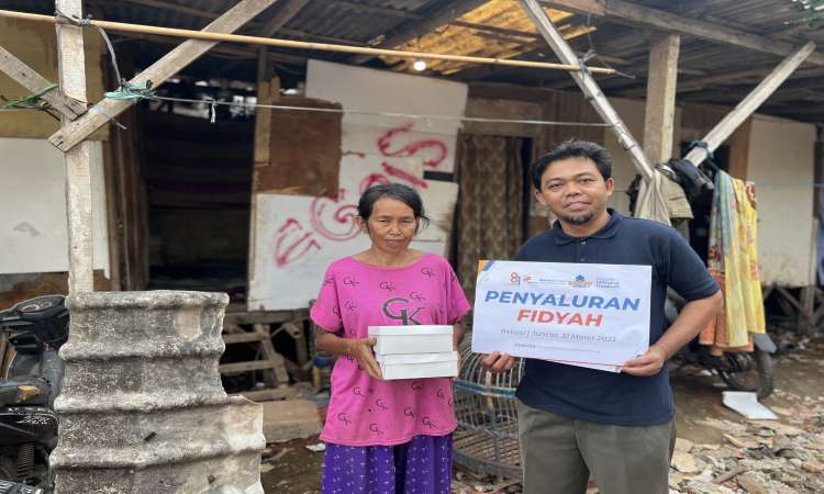 Bakrie Amanah Salurkan Paket Makanan Fidyah di Kampung Bojong