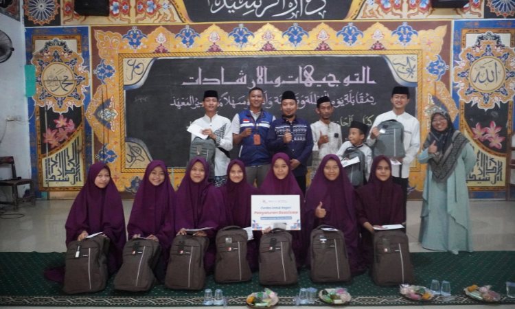 Penyaluran Bantuan Pendidikan Beasiswa untuk Santri Pesantren Darur Rosyid