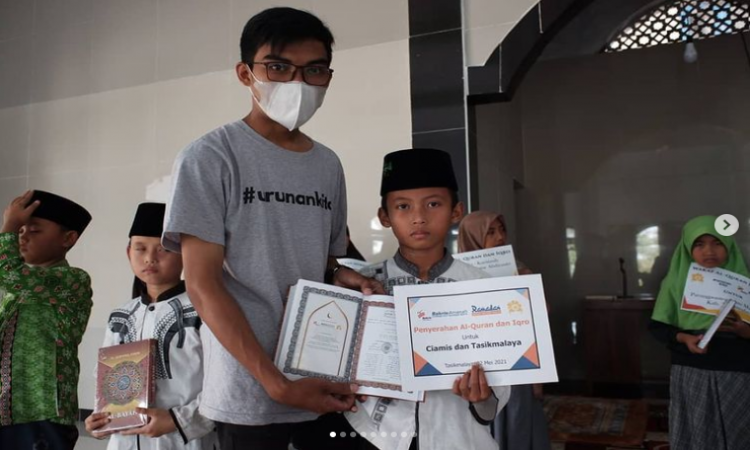 Penyerahan Al-Qur'an dan Iqro untuk Ciamis dan Tasikmalaya Masjid Al-Barokah